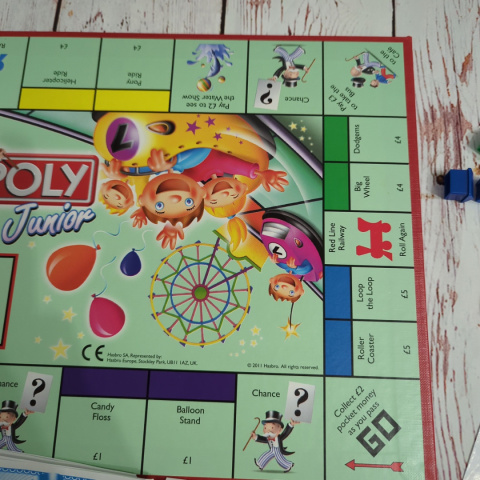 Gra Monopoly JUNIOR po angielsku - miejsca w wesołym miasteczku Gra Monopoly JUNIOR po angielsku - miejsca w wesołym miasteczku