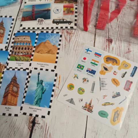 Travel Activity Pack - książka, naklejk, gra SNAP oraz nadmuchiwany globus ze zwierzętami Travel Activity Pack - książka, naklejk, gra SNAP oraz nadmuchiwany globus ze zwierzętami