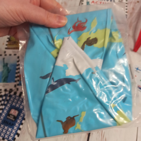 Travel Activity Pack - książka, naklejk, gra SNAP oraz nadmuchiwany globus ze zwierzętami Travel Activity Pack - książka, naklejk, gra SNAP oraz nadmuchiwany globus ze zwierzętami