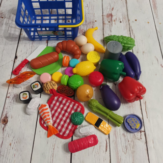 Zestaw rekwizytów jedzeniowych - 40 sztuk w koszyku
