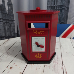 Duża brytyjska skrzynka pocztowa z drewna z zegarem