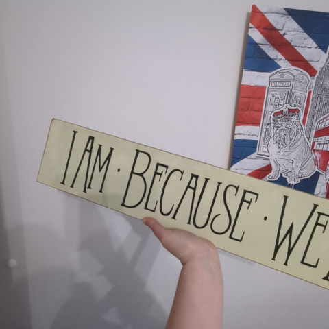 Duży drewniany napis I AM BECAUSE WE ARE - 67x13 cm - vintage Duży drewniany napis I AM BECAUSE WE ARE - 67x13 cm - vintage