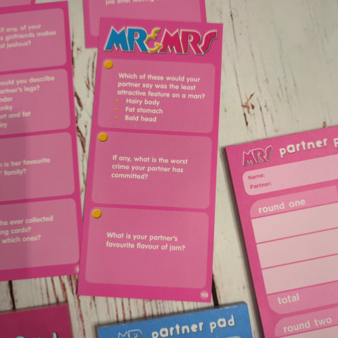 Mr & Mrs – A Game for All Partners - jak dobrze znasz drugą osobę Mr & Mrs – A Game for All Partners - jak dobrze znasz drugą osobę