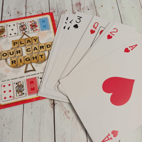 PLAY YOUR CARDS RIGHT - gra quizowa z kartami XXL PLAY YOUR CARDS RIGHT - gra quizowa z kartami XXL