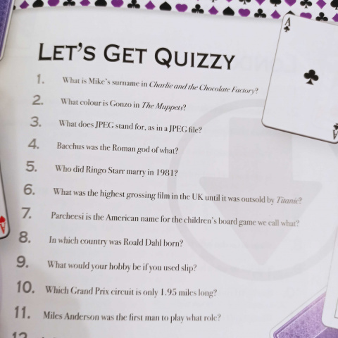 PLAY YOUR CARDS RIGHT - gra quizowa z kartami XXL PLAY YOUR CARDS RIGHT - gra quizowa z kartami XXL