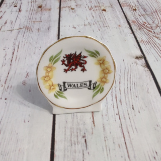 Porcelanowa ozdoba WALES - Walia z czerwonym smokiem i żonkilami