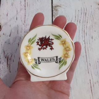 Porcelanowa ozdoba WALES - Walia z czerwonym smokiem i żonkilami