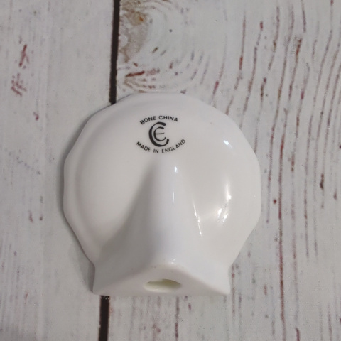 Porcelanowa ozdoba WALES - Walia z czerwonym smokiem i żonkilami
