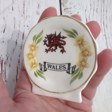 Porcelanowa ozdoba WALES - Walia z czerwonym smokiem i żonkilami
