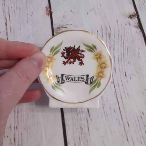 Porcelanowa ozdoba WALES - Walia z czerwonym smokiem i żonkilami