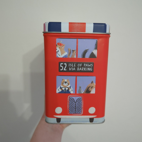 Puszka LONDYŃSKI Czerwony Autobus z pieskami pasażerami 25x16x9 cm Puszka LONDYŃSKI Czerwony Autobus z pieskami pasażerami 25x16x9 cm