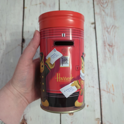 Puszka Skrzynka Brytyjska z misiami Harrods - otwierana skarbonka Puszka Skrzynka Brytyjska z misiami Harrods - otwierana skarbonka