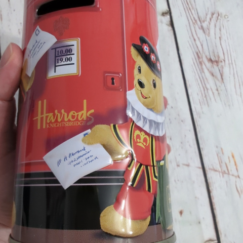 Puszka Skrzynka Brytyjska z misiami Harrods - otwierana skarbonka Puszka Skrzynka Brytyjska z misiami Harrods - otwierana skarbonka