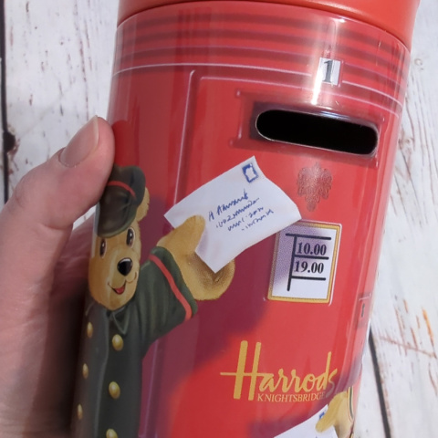 Puszka Skrzynka Brytyjska z misiami Harrods - otwierana skarbonka Puszka Skrzynka Brytyjska z misiami Harrods - otwierana skarbonka