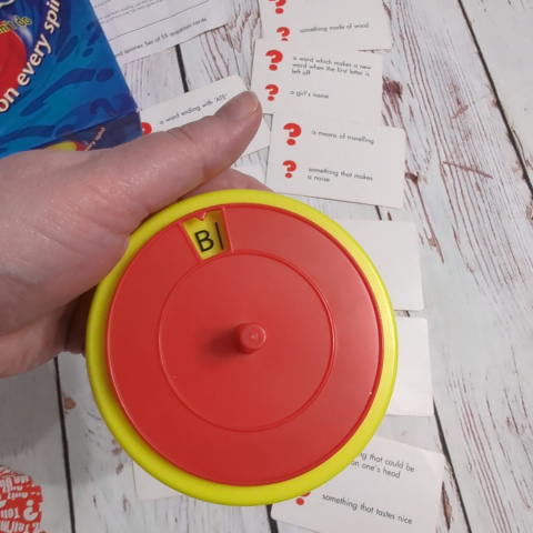 Tell Me Quiz - odpowiedzi do kategorii na wylosowaną literkę - gra ze spinnerem z literkami Tell Me Quiz - odpowiedzi do kategorii na wylosowaną literkę - gra ze spinnerem z literkami