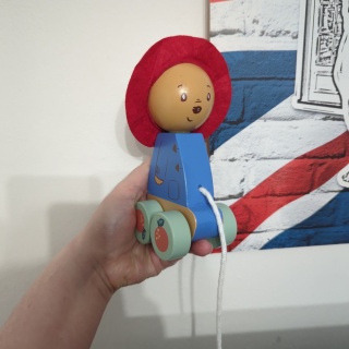 Drewniany Paddington na kółkach ze sznurkiem - Paddington Pull Along - Orange Tree