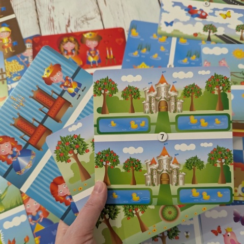 Find the Differences Cards - Anna & Clara - 18 dużych bajkowych kart na opisywanie różnic
