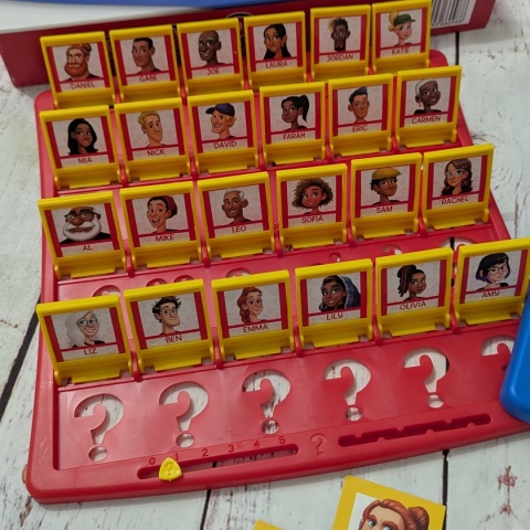 Guess Who? The Original Guessing Game - gra do opisywania wyglądu i zadawania pytań