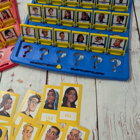 Guess Who? The Original Guessing Game - gra do opisywania wyglądu i zadawania pytań