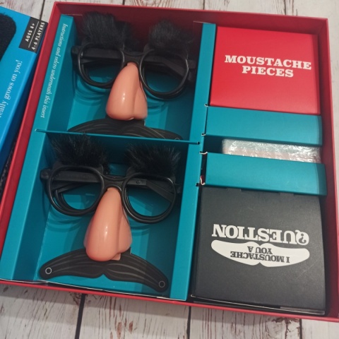 I Moustache You A Question- gra językowa z pytaniami i śmiesznymi wąsami