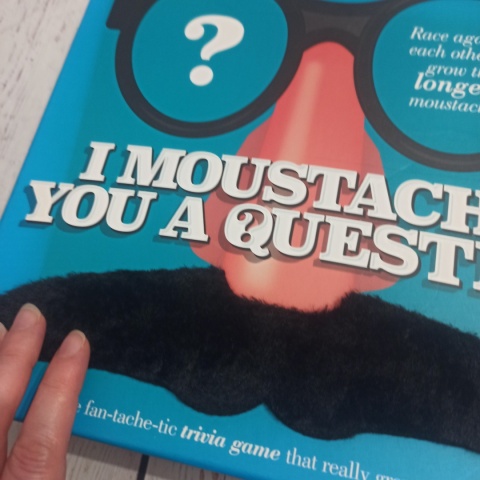 I Moustache You A Question- gra językowa z pytaniami i śmiesznymi wąsami