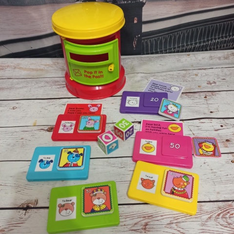 Pop It In the Post - duża skrzynka pocztowa z listami, kopertami, znaczkami oraz kostki do gry