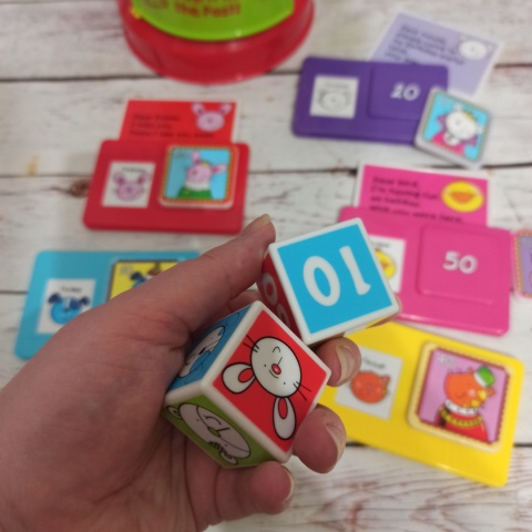 Pop It In the Post - duża skrzynka pocztowa z listami, kopertami, znaczkami oraz kostki do gry