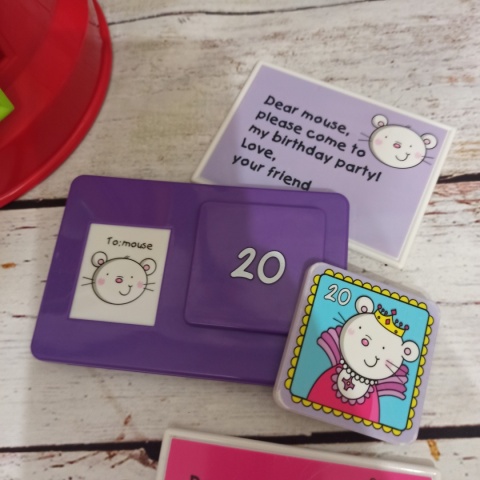 Pop It In the Post - duża skrzynka pocztowa z listami, kopertami, znaczkami oraz kostki do gry