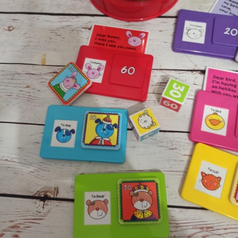 Pop It In the Post - duża skrzynka pocztowa z listami, kopertami, znaczkami oraz kostki do gry