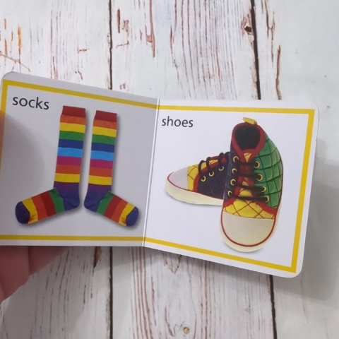 Things to Wear - książeczka po angielsku z obrazkami ubrań i nazwami