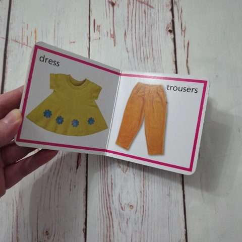 Things to Wear - książeczka po angielsku z obrazkami ubrań i nazwami