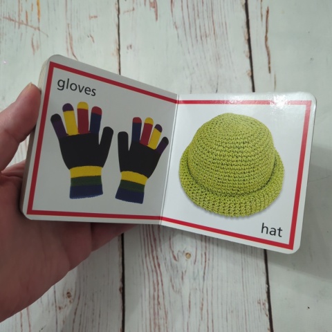 Things to Wear - książeczka po angielsku z obrazkami ubrań i nazwami