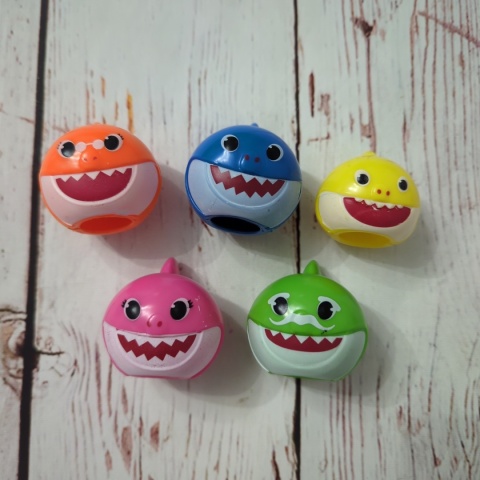 Zestaw rodzinka Baby Shark - 5 plastikowych mini figurek z otworem na palce