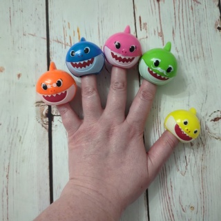 Zestaw rodzinka Baby Shark - 5 plastikowych mini figurek z otworem na palce