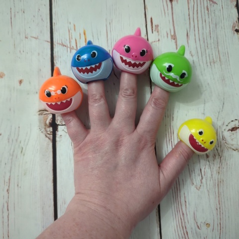 Zestaw rodzinka Baby Shark - 5 plastikowych mini figurek z otworem na palce