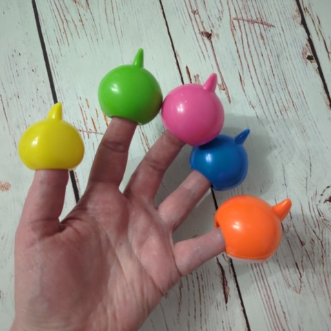 Zestaw rodzinka Baby Shark - 5 plastikowych mini figurek z otworem na palce