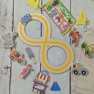 Drewniany tor z samochodzikami - układanka ze zwierzakami w materiałowym woreczku