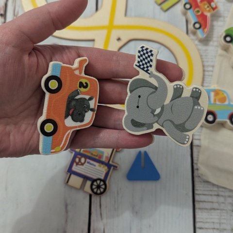 Drewniany tor z samochodzikami - układanka ze zwierzakami w materiałowym woreczku