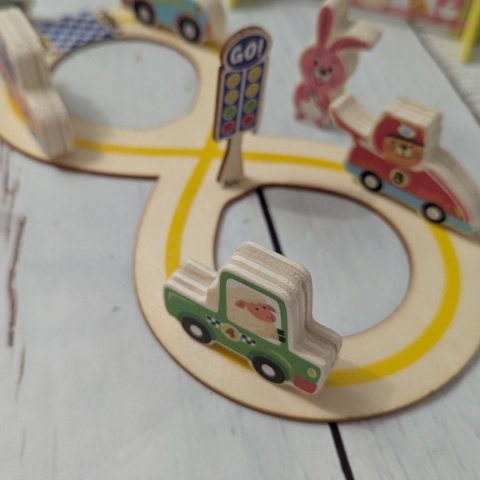 Drewniany tor z samochodzikami - układanka ze zwierzakami w materiałowym woreczku
