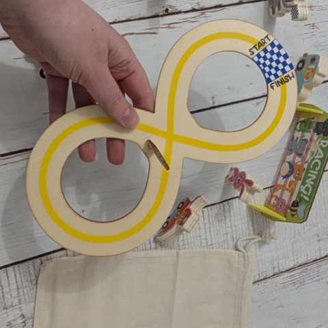 Drewniany tor z samochodzikami - układanka ze zwierzakami w materiałowym woreczku