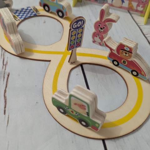 Drewniany tor z samochodzikami - układanka ze zwierzakami w materiałowym woreczku