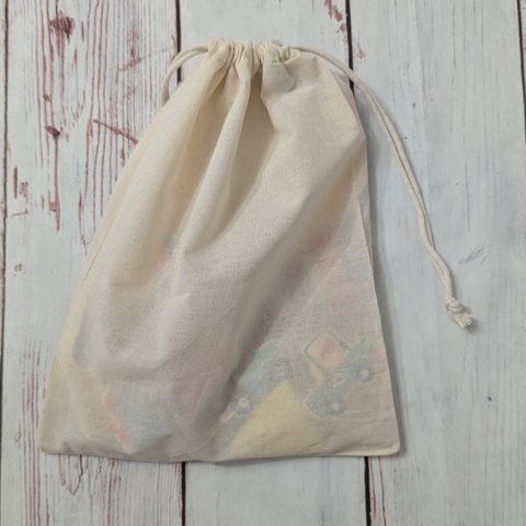 Drewniany tor z samochodzikami - układanka ze zwierzakami w materiałowym woreczku