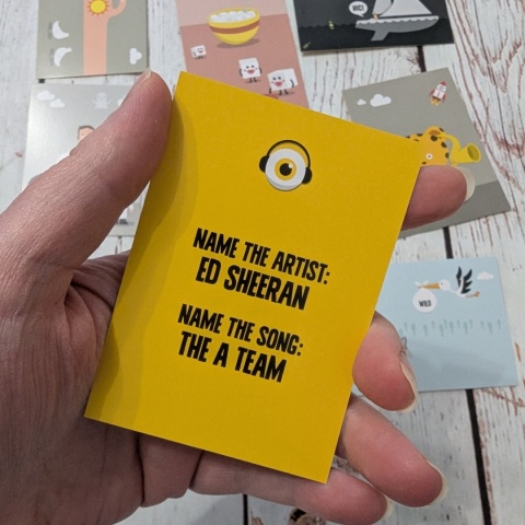 Eyetoons - Hum It! Guess It! Draw It! - Muzyczne kalambury z mnóstwem kolorowych obrazków do opisywania, speaking