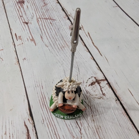 Figurka Owieczka z piłką do Rugby New Zealand - ozdobny uchwyt na zdjęcia lub notatki