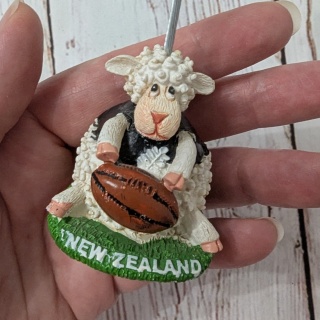 Figurka Owieczka z piłką do Rugby New Zealand - ozdobny uchwyt na zdjęcia lub notatki