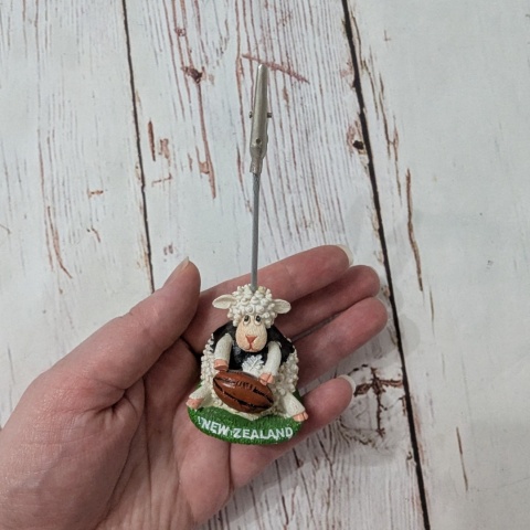 Figurka Owieczka z piłką do Rugby New Zealand - ozdobny uchwyt na zdjęcia lub notatki