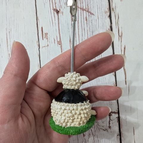 Figurka Owieczka z piłką do Rugby New Zealand - ozdobny uchwyt na zdjęcia lub notatki