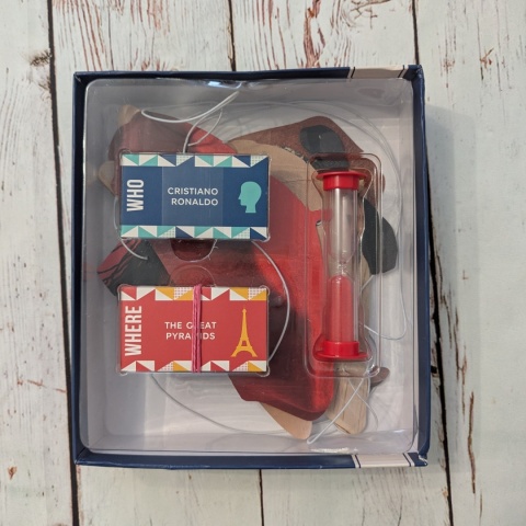 Gra Hats on! Who am I and Where am I? - sławne osoby i znane miejsca, zgadywanie z opaskami nakryciami głowy