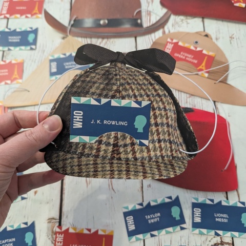 Gra Hats on! Who am I and Where am I? - sławne osoby i znane miejsca, zgadywanie z opaskami nakryciami głowy