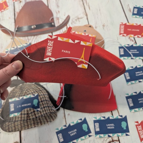 Gra Hats on! Who am I and Where am I? - sławne osoby i znane miejsca, zgadywanie z opaskami nakryciami głowy